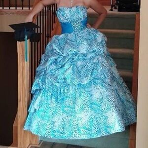 Bonny Bridal grad dress. Tag says size 10 but it was altered to be a size 2